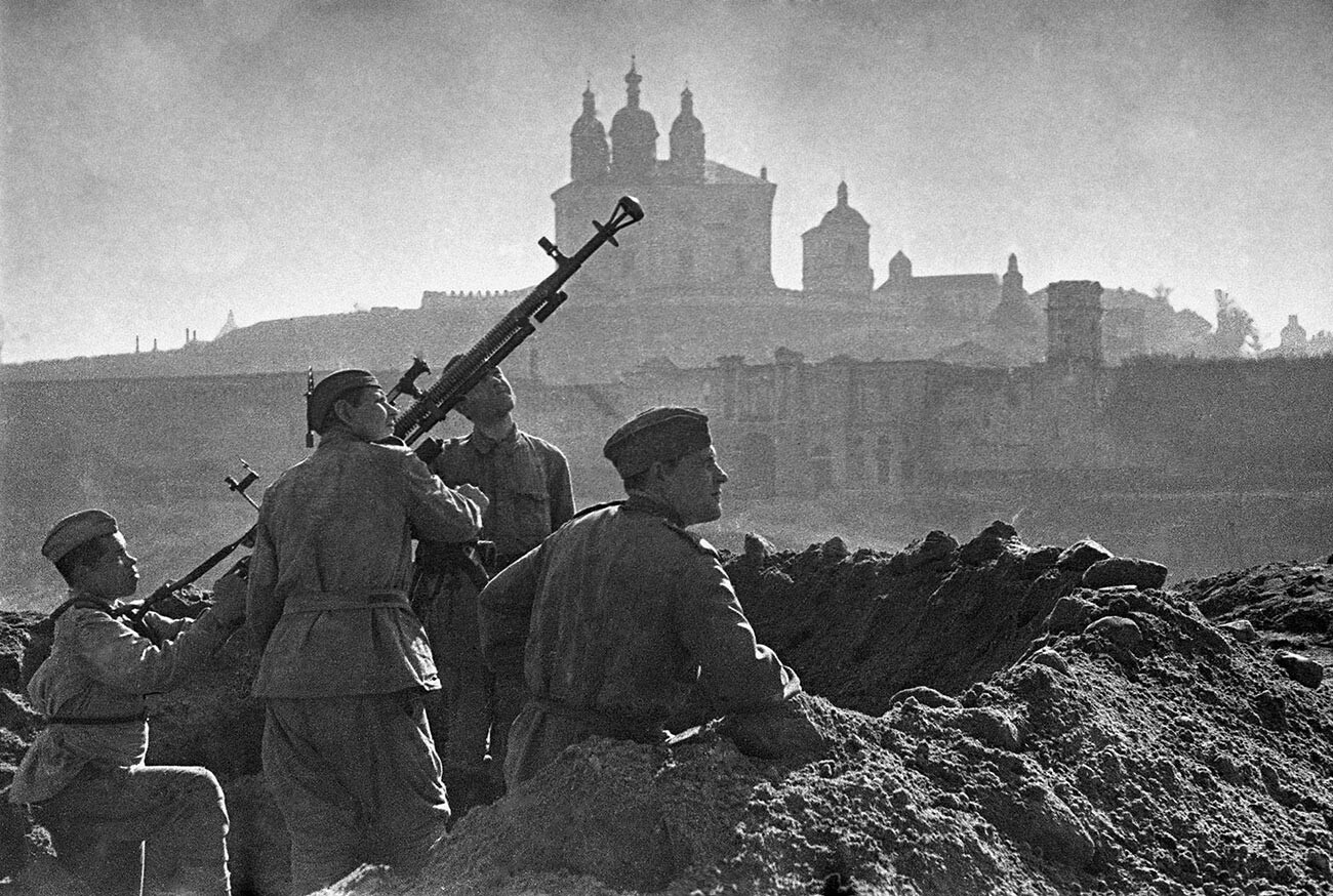 Soviet troops defending Smolensk.