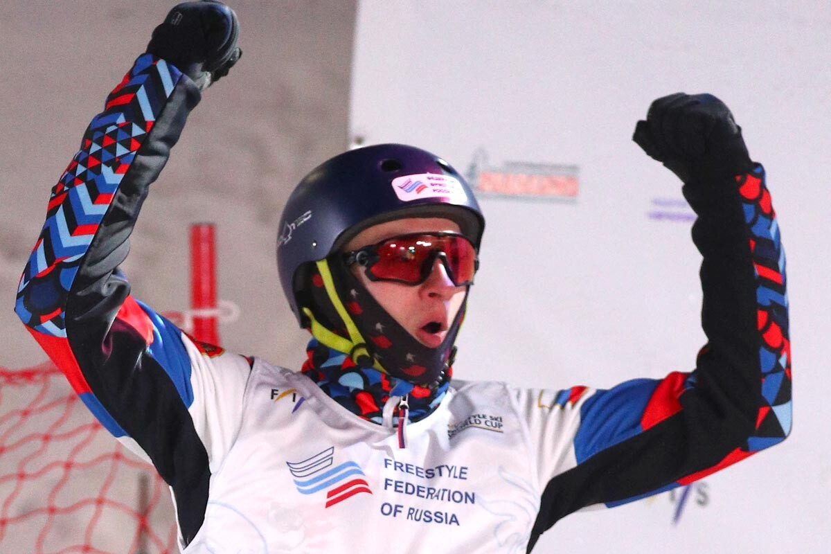 El ruso Maksim Burov tras un salto durante la final de la Copa del Mundo de Estilo Libre de la FIS en la disciplina de acrobacia de esquí en el Centro Deportivo y Recreativo de Podolino