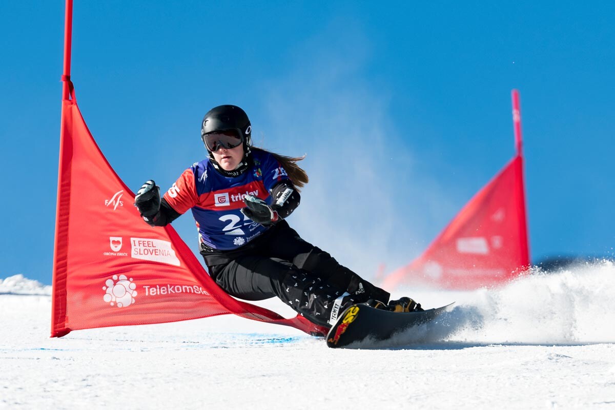 Sofía Nadirshina durante la clasificación del eslalon paralelo femenino en los Campeonatos del Mundo de Snowboard Alpino de la FIS el 2 de marzo de 2021 en Rogla, Eslovenia.
