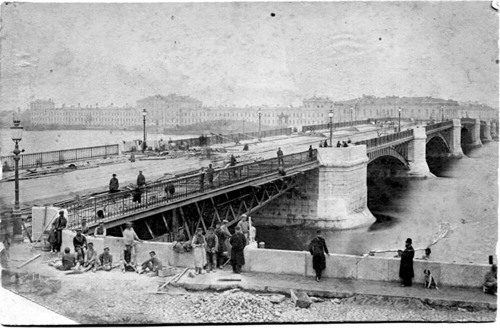 Alexandrowski (jetzt Liteiny) Brücke im Bau.