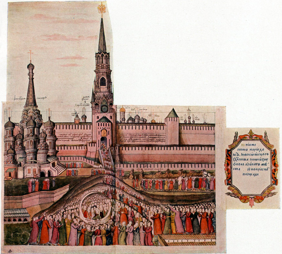 Place Rouge. Proclamation de l’intronisation du tsar Michel Romanov. De gauche à droite : Saint-Basile, Lobnoïé Mesto, mur du Kremlin et tour Saint-Sauveur. Reproduction d'une gravure teintée de 1673 publiée en 1913.