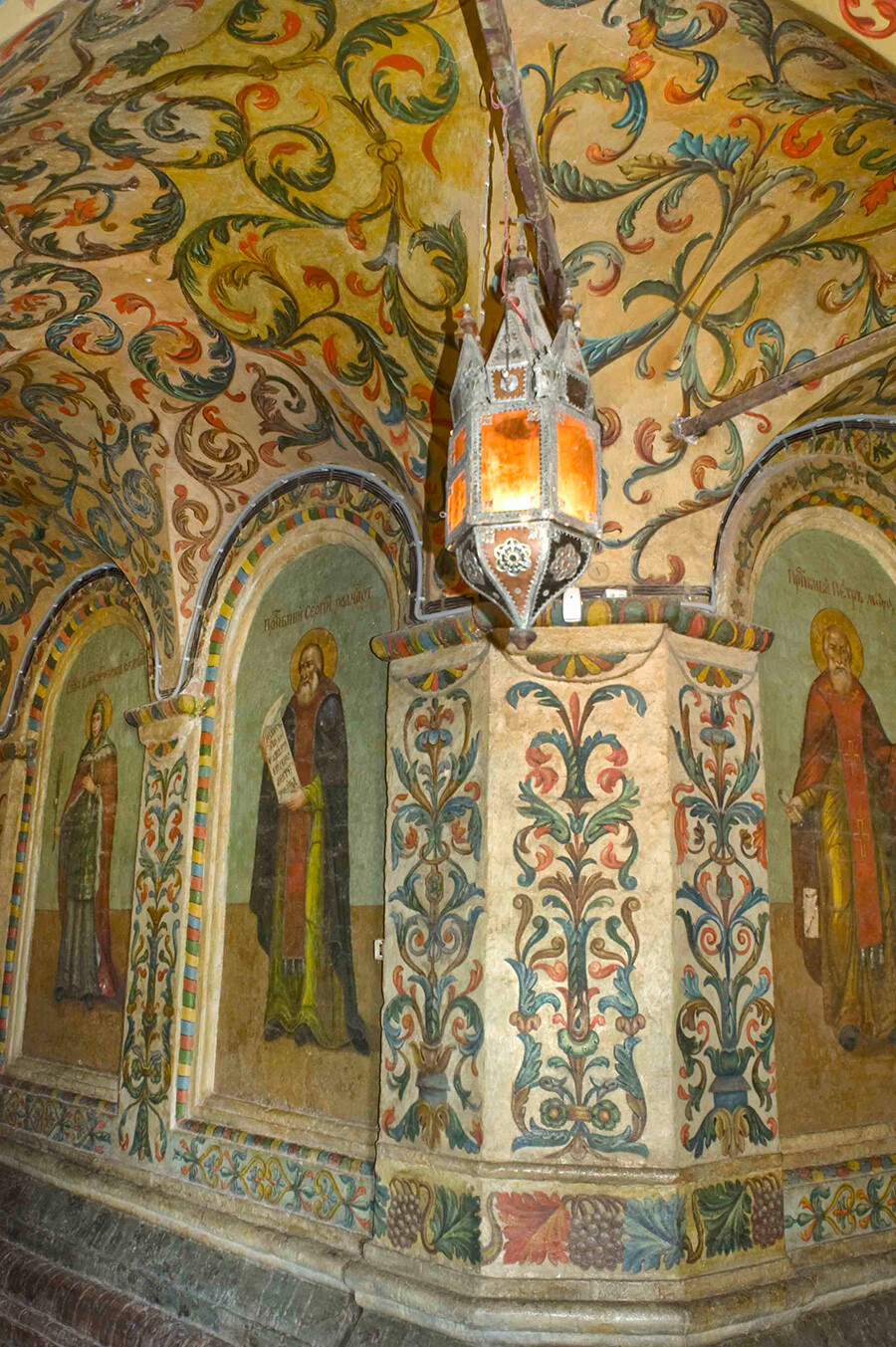 Saint-Basile, intérieur. Galerie sud avec peintures murales du XIXe siècle. De gauche à droite : Sainte Catherine, Saint Serge de Radonège, métropolite Pierre