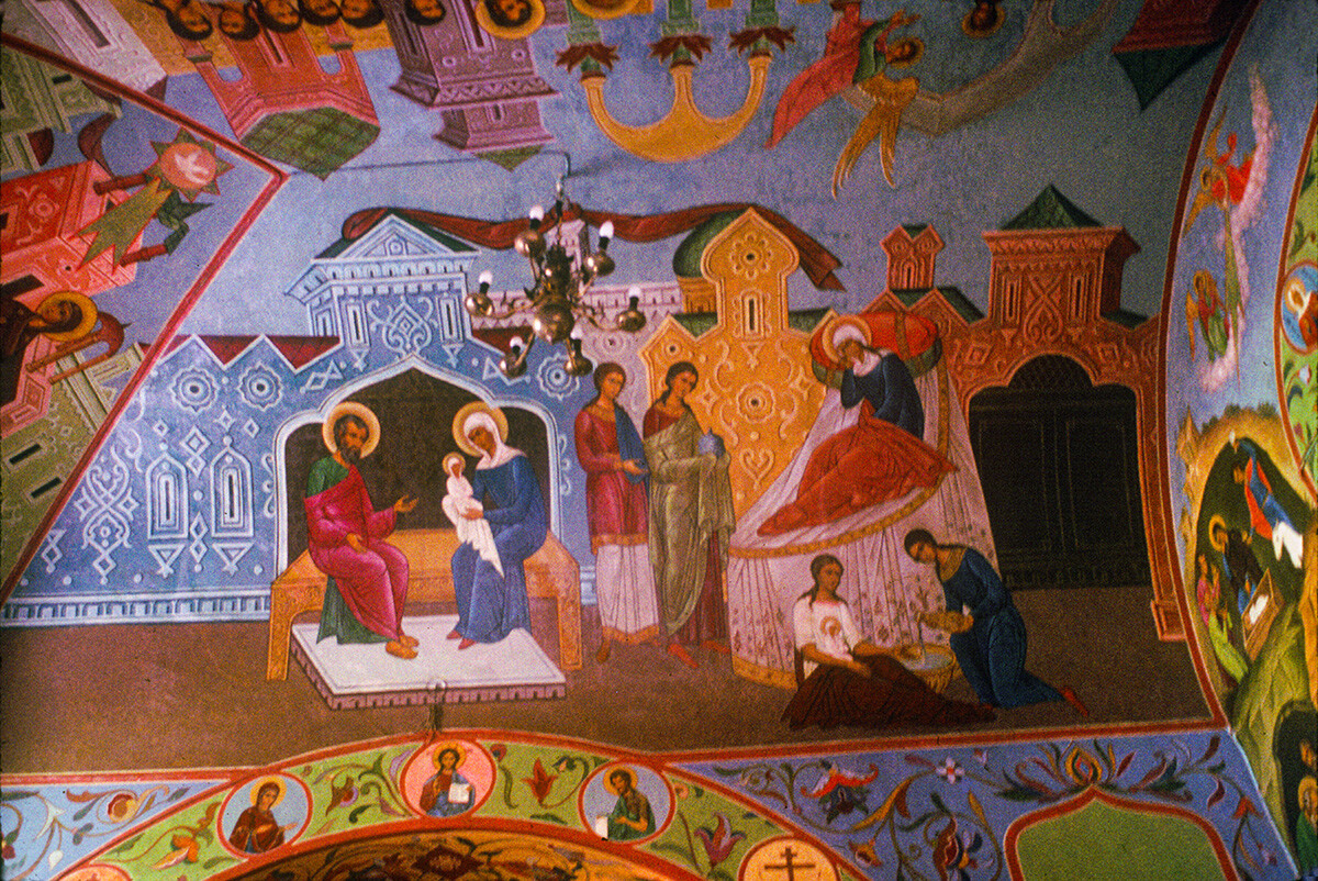 Saint-Basile. Passage au niveau du sol vers l'église de Basile le Bienheureux. Peinture au plafond de la Nativité de la Vierge sur l'autel de la Nativité près de la tombe de Jean le Bienheureux