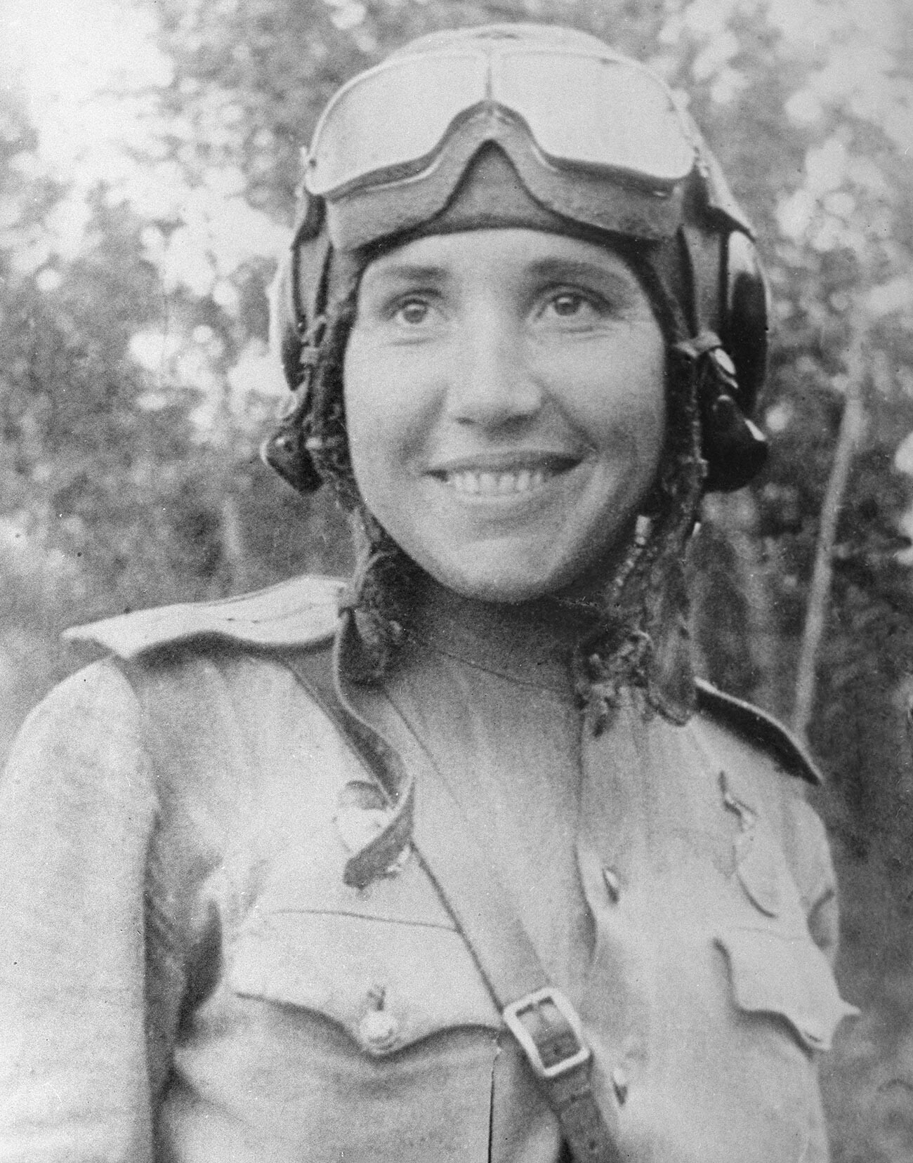 Велики отаџбински рат 1941-1945. Антонина Лебедева, пилот ловачке авијације. Погинула у јулу 1943. у селу Виползово код Курска. Ратовала у саставу 586. женског ловачког авијацијског пука заједно са Агнијом Пољанцевом.