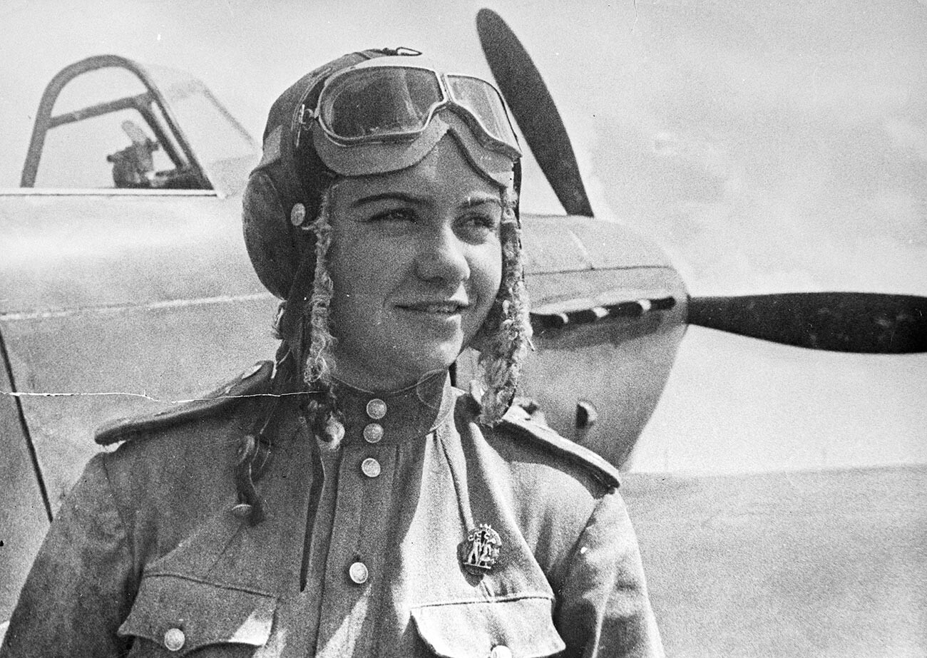 Зулејха Сеидмамедова, навигатор 586. женског ловачког авијацијског пука. Репродукција.