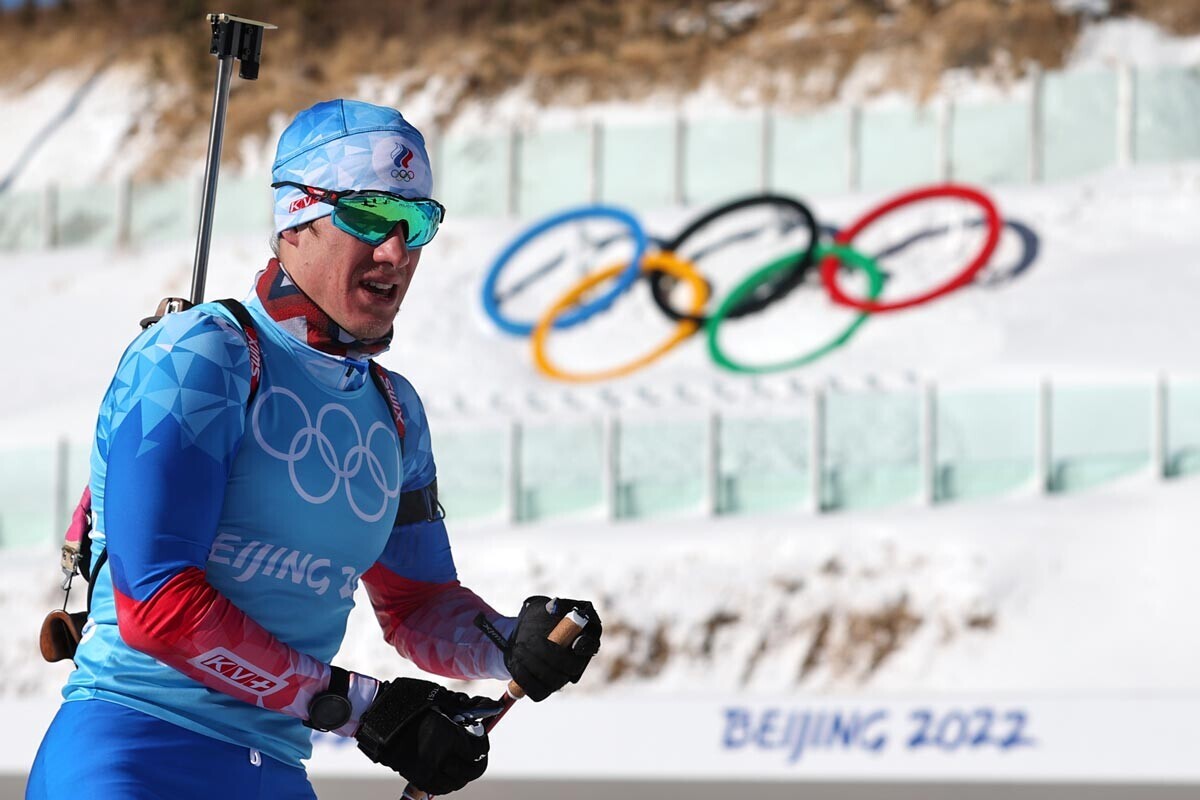 Olimpiade 2022 di Zhangjiakou, Tiongkok. Pusat Biatlon Nasional. Atlet Eduard Latypov (ROC) selama pelatihan.