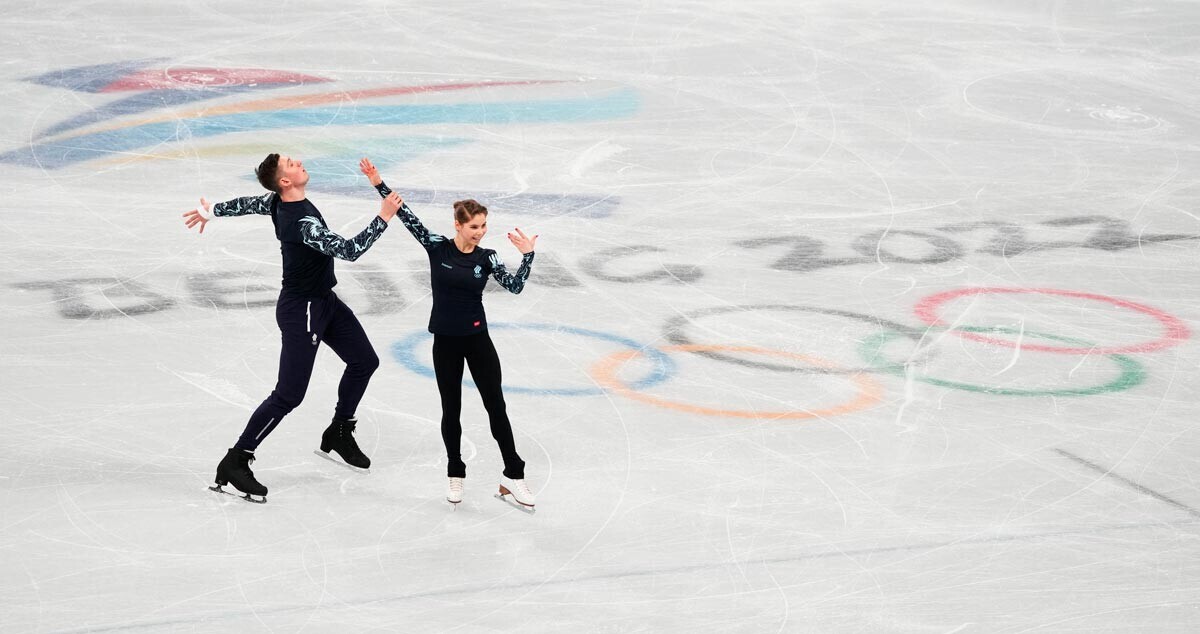 Atlet Rusia Anastasia Mishina dan Alexander Galliamov (tim ROC) pada sesi latihan sebelum kompetisi seluncur indah tim di Olimpiade Musim Dingin XXIV 2022.