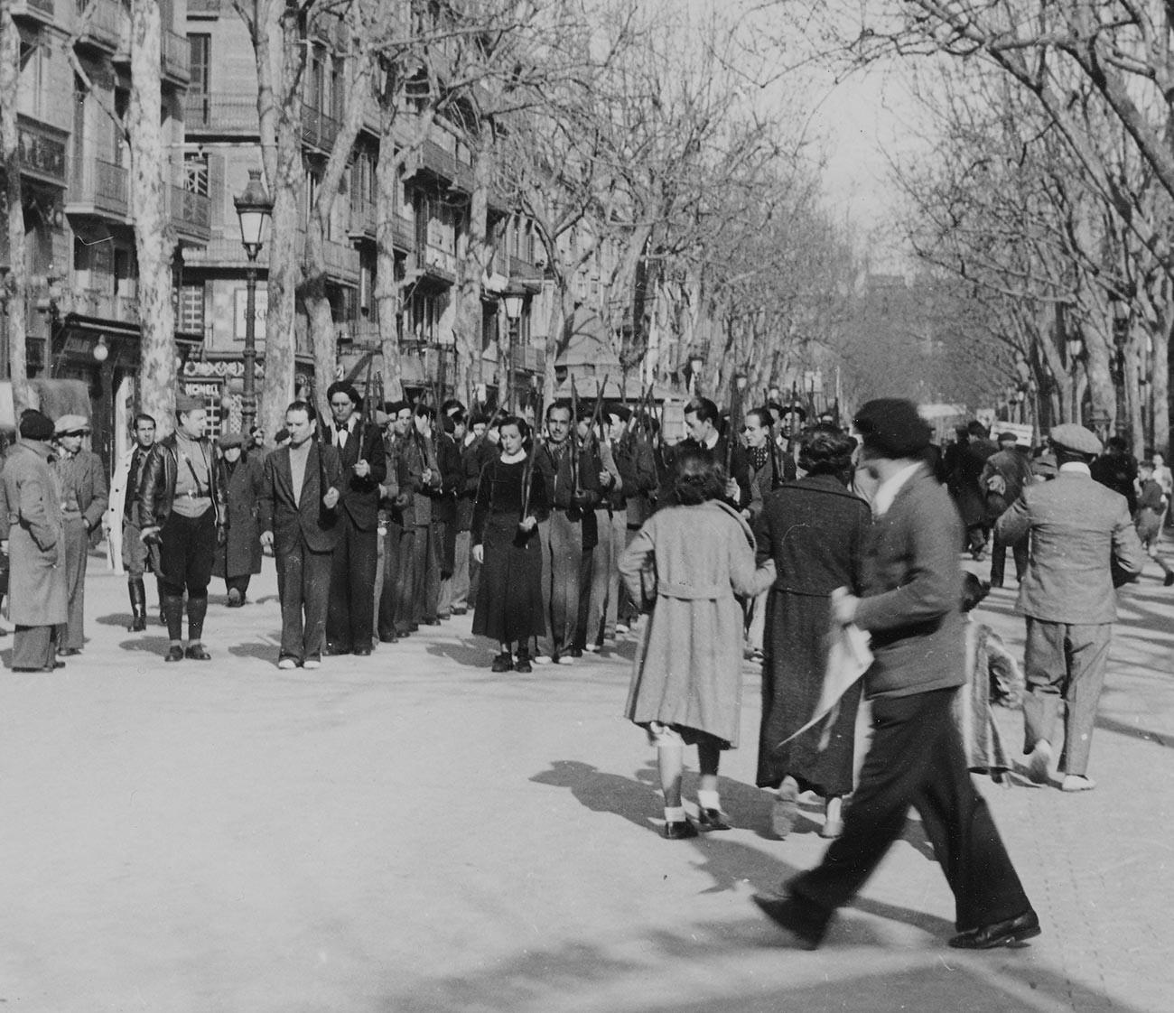 Reservistas 'rojos españoles' marchando por Barcelona en abril de 1937.