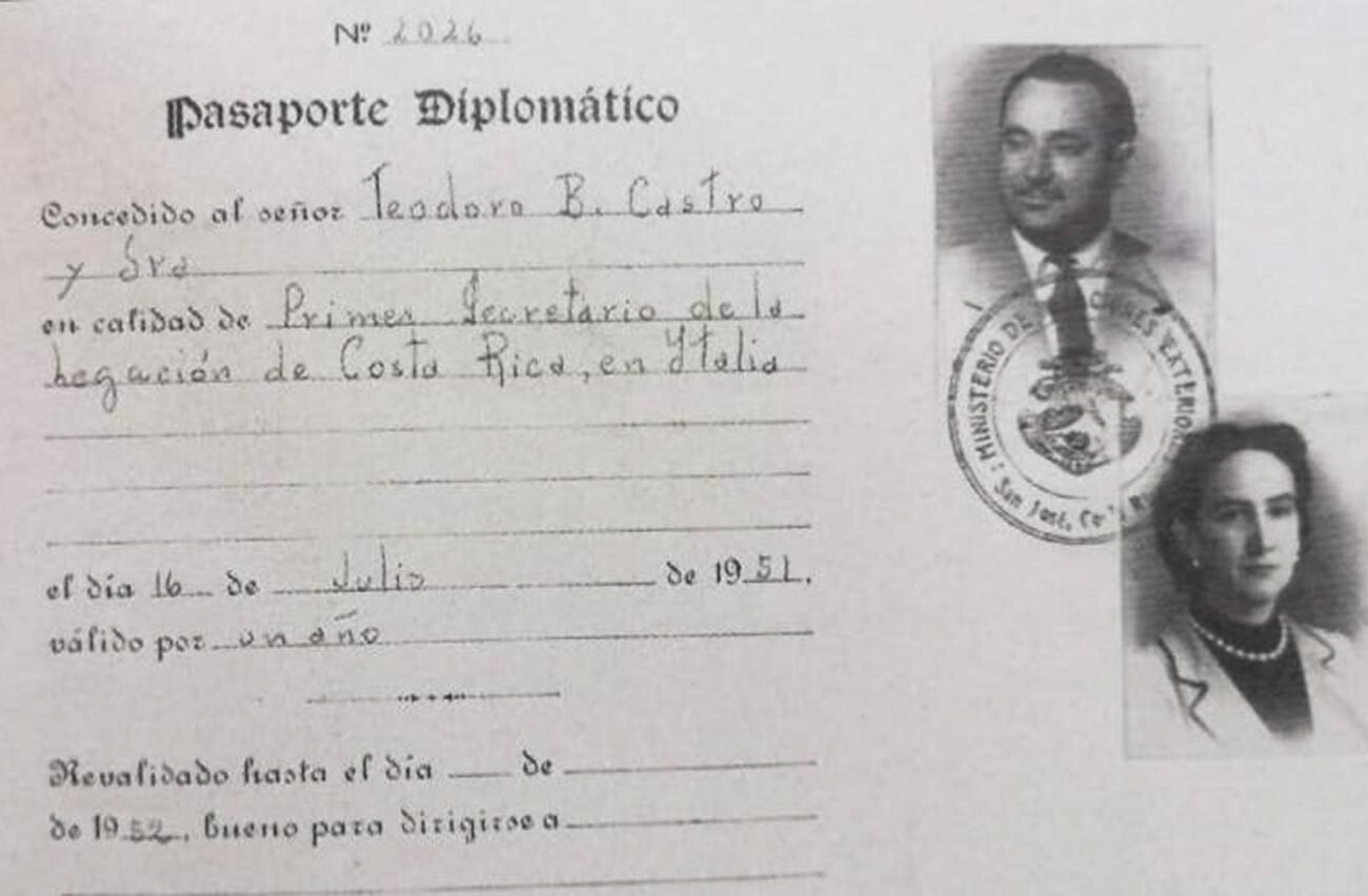 Pasaporte diplomático de T. Castro (Iósif Grigulévich), primer secretario de la misión diplomática de Costa Rica en Italia, y su esposa. 16 de julio de 1951.