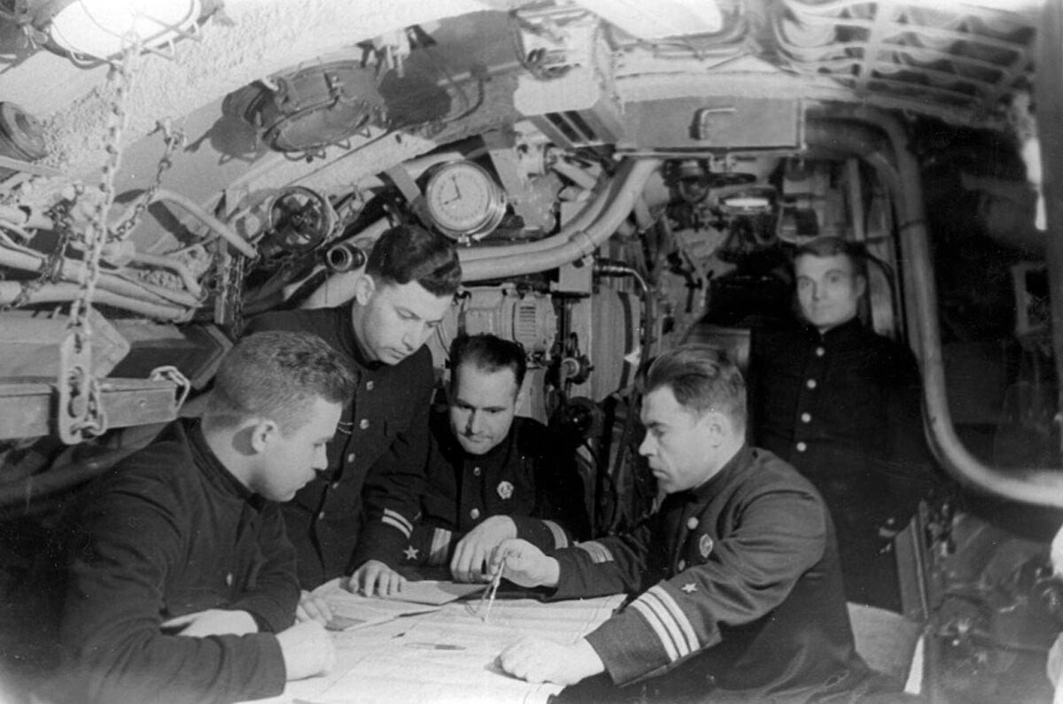 Meeting of the command staff at the Shch-303, 1942.