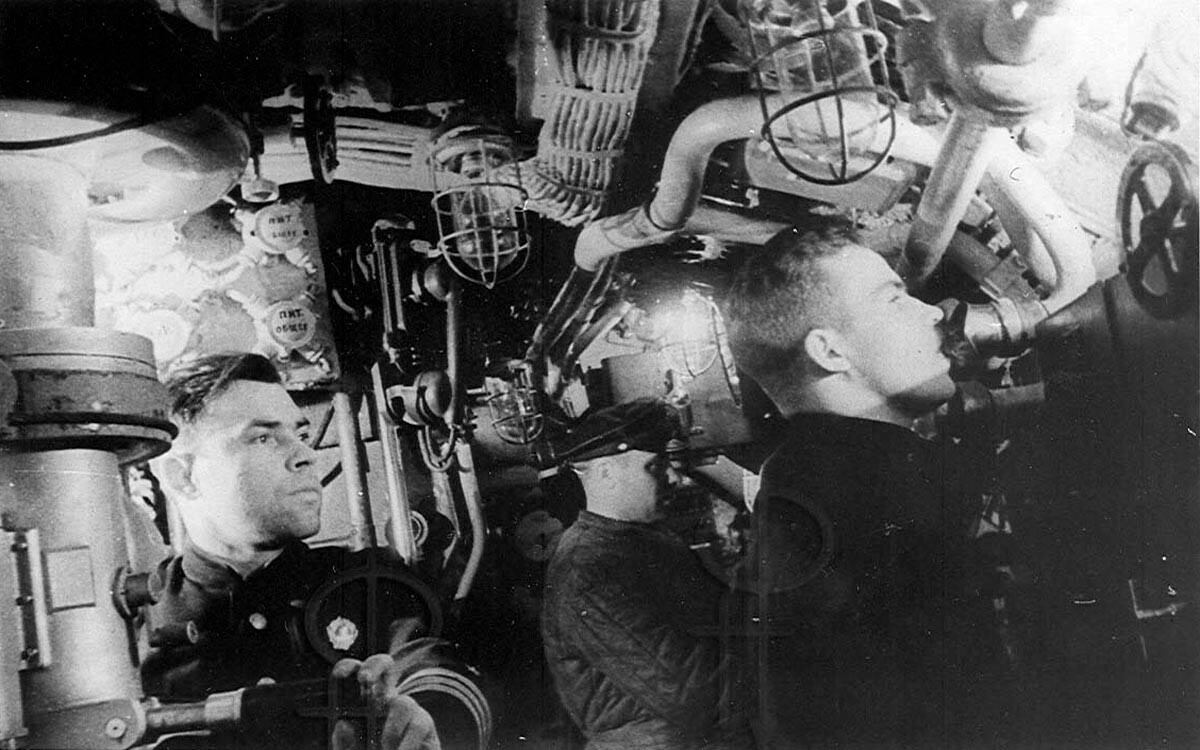 В центральном посту «Щ-303». Командир подводной лодки капитан 3 ранга И.В. Травкин (слева). Кронштадт, осень 1942 г.