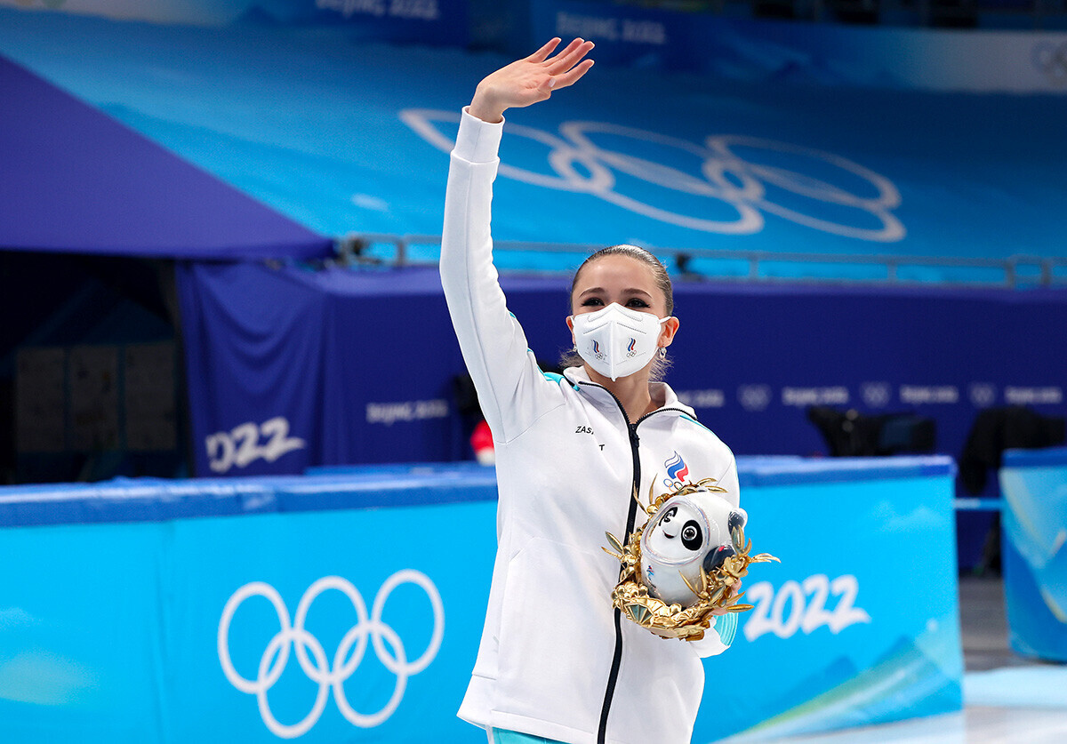 Medalhista de ouro Kamila Valieva, do ROC, comemorando durante a cerimônia de premiação no terceiro dia dos Jogos Olímpicos de Inverno de Pequim 2022