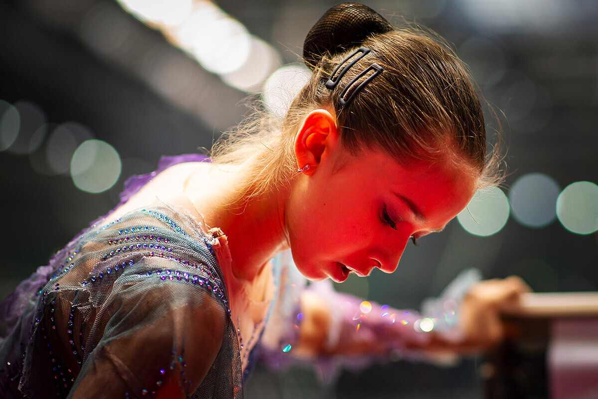 Valieva se preparando para a prova individual feminino na final do Grande Prêmio de Patinação Artística (Sênior e Júnior) na Arena Palavela, 6 de dezembro de 2019, em Turim, Itália