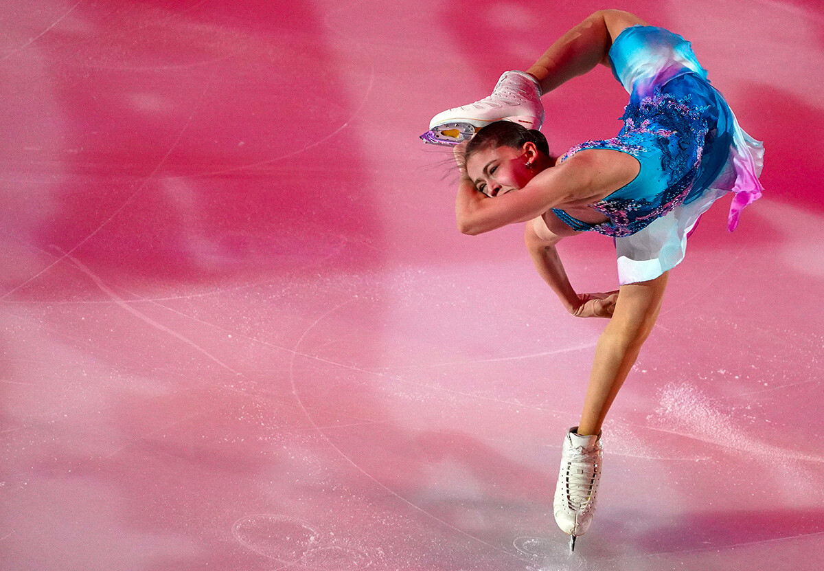 Kamila Valiyeva berlaga selama Grand Prix of Figure Skating di Moskow, 22 November 2020.