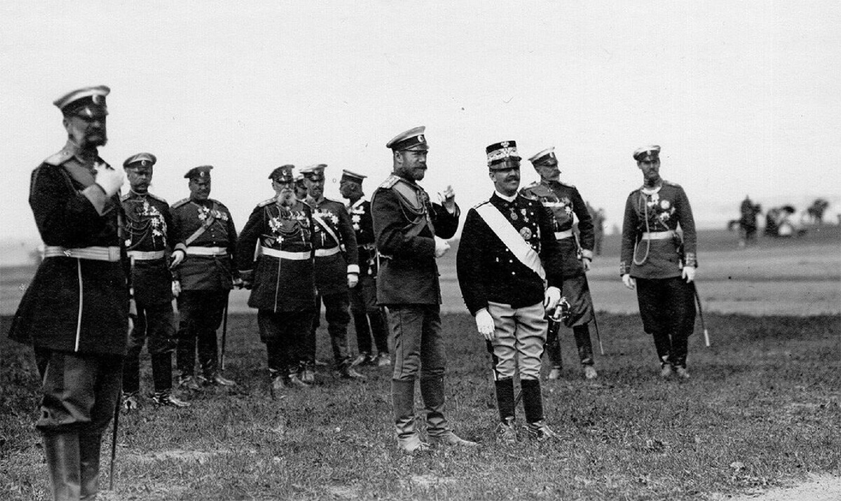 Zar Nikolaus II. begrüßte den italienischen König persönlich. Und während der russische Zar 1918 getötet wurde, überlebte der italienische Herrscher sogar das faschistische Regime.