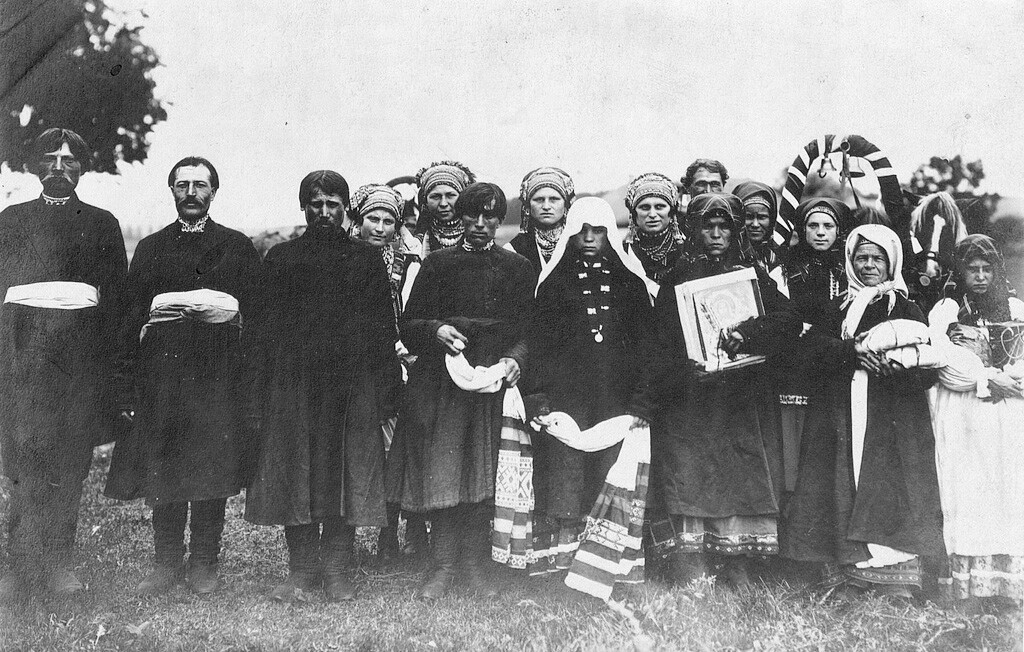 Im frühen 20. Jahrhundert trugen die Russen noch ihre traditionelle Kleidung. Unten sehen Sie die Hochzeits- und Festtagskleidung der Region Tula.