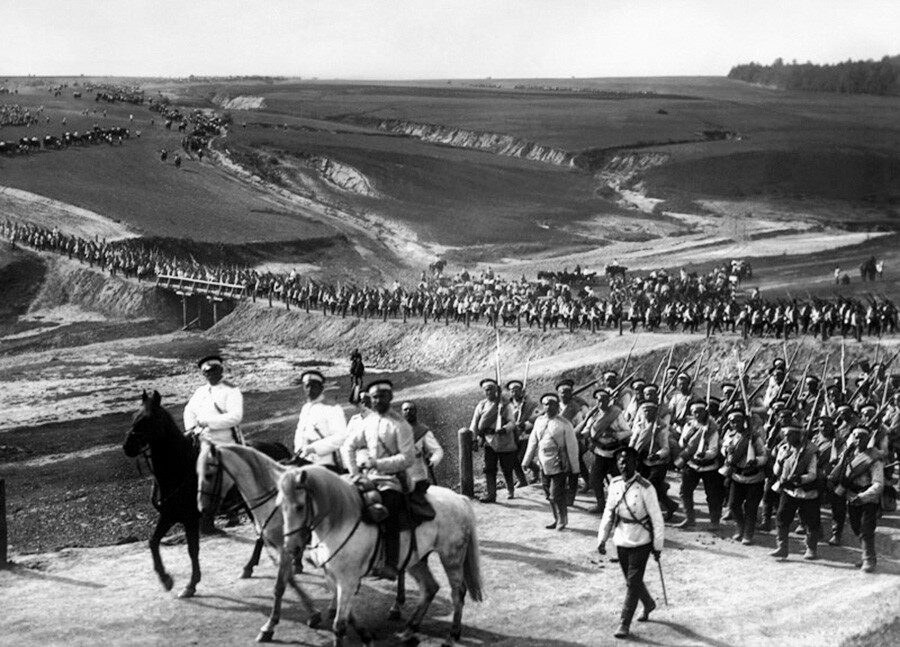 Im Jahr 1902 hielt die kaiserliche Armee unweit der Stadt Kursk ein großes Militärmanöver ab. Kaiser Nikolaus II. nahm daran teil, und das „Kriegsspiel“ wurde als Erfolg gewertet, bei dem die Armee ihre herausragenden zeigte. 