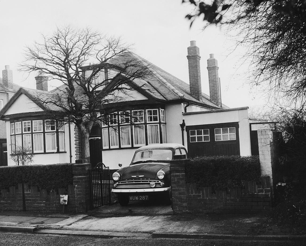 Un coche de policía Hillman en la entrada de la casa de Cohen en Ruislip, el 9 de enero de 1961.
