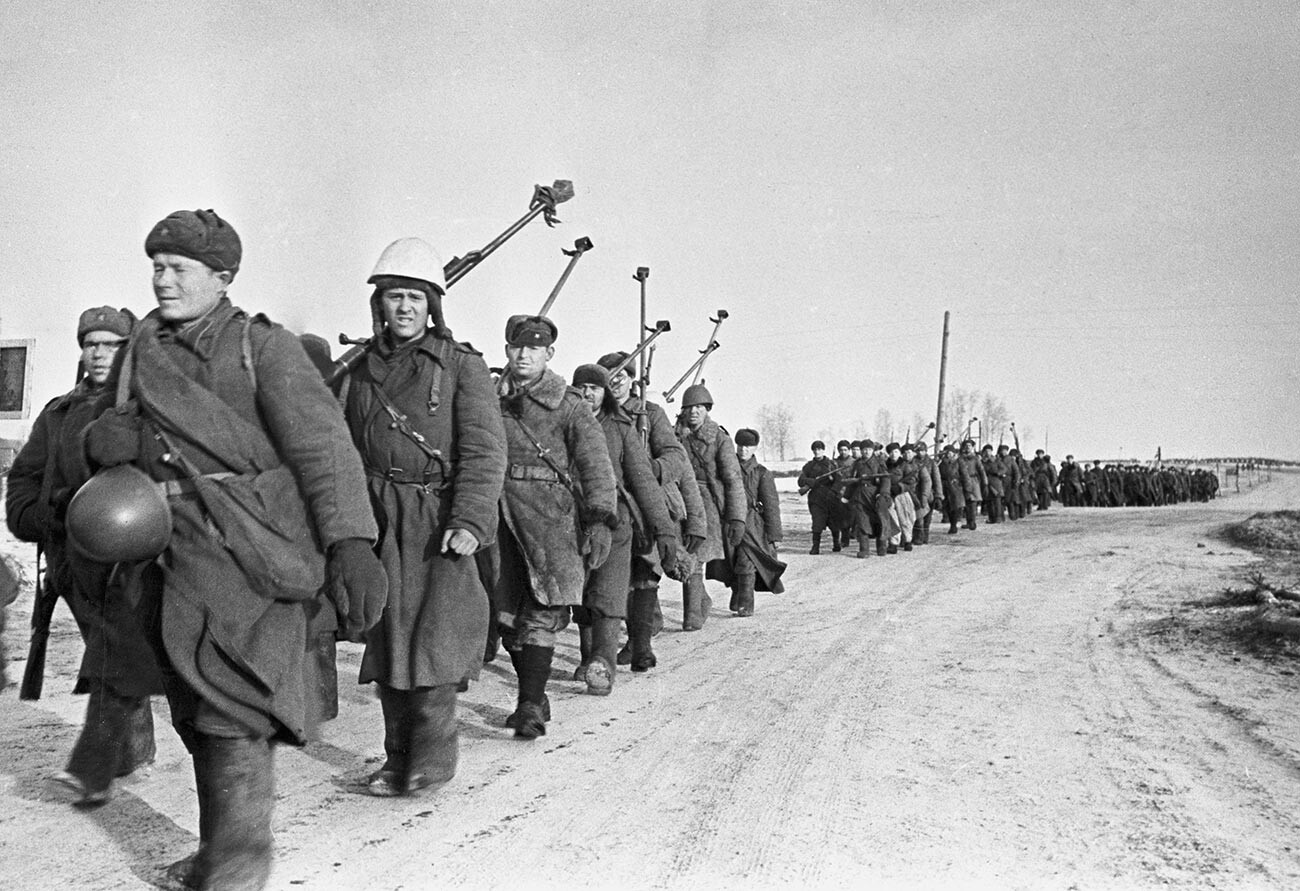 Бойцы истребительного противотанкового батальона на пути к Вязьме после боев за Ржев.