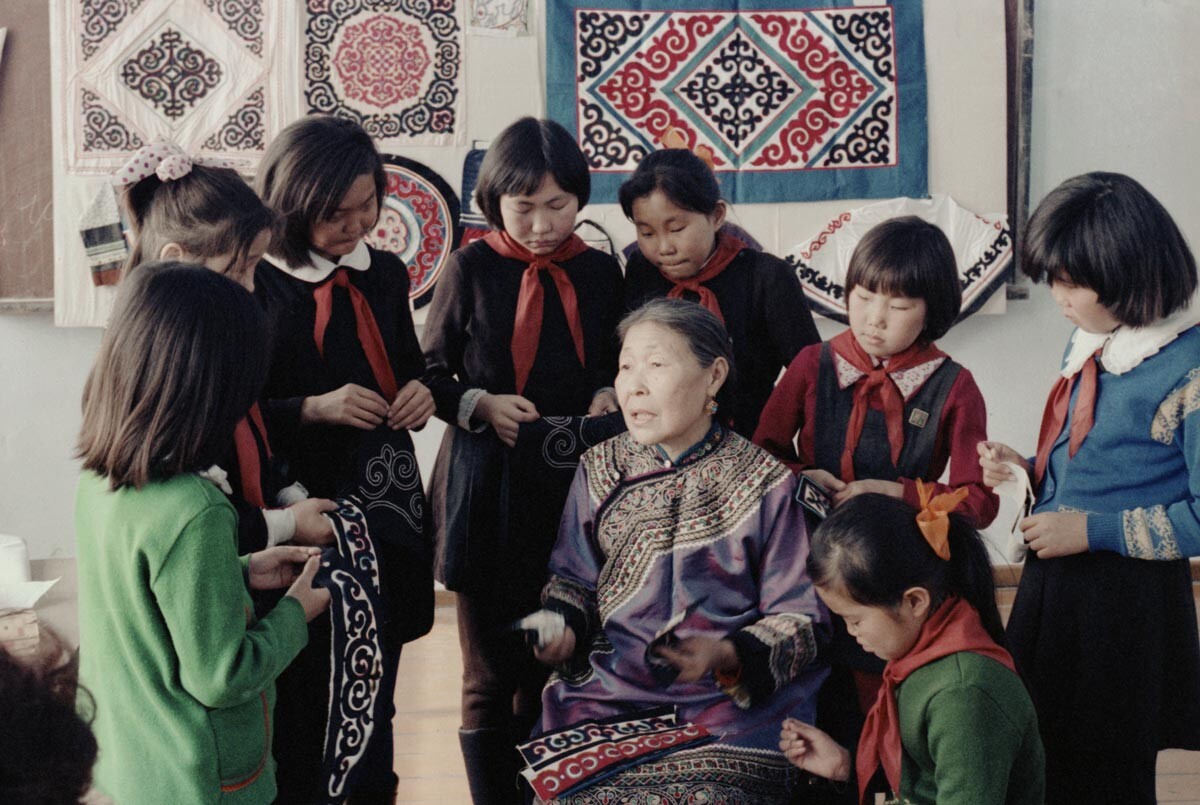 ナナイ族の伝統工芸について教える教師、1981年