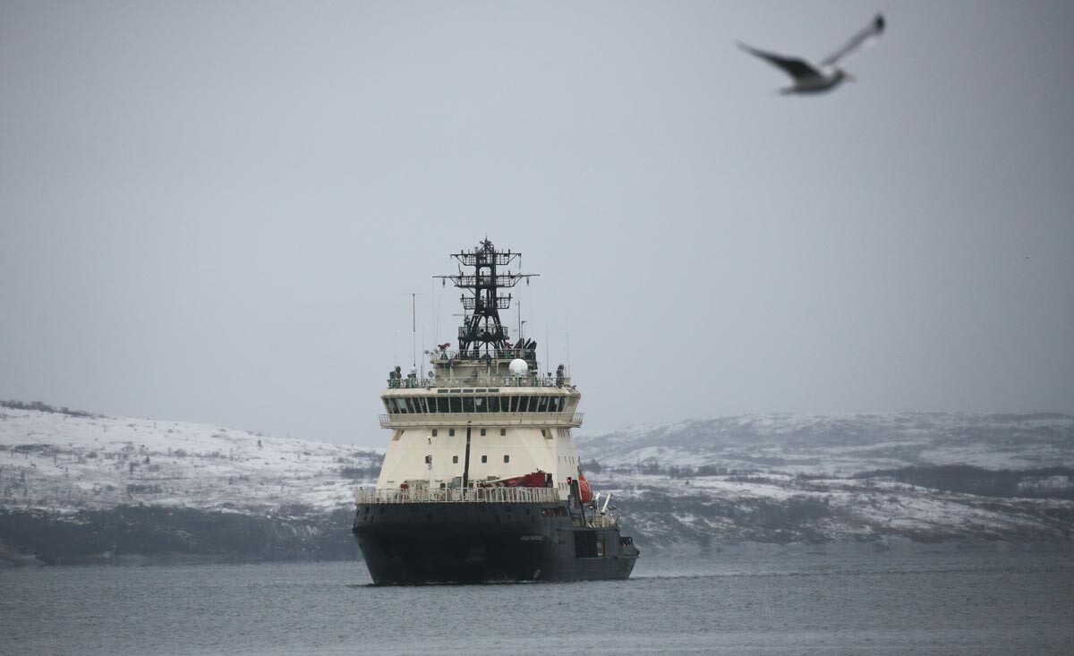 ムルマンスク州のセヴェロモルスク港に到着する砕氷船