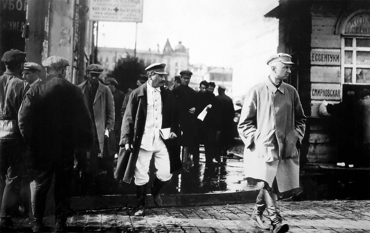 Сталин в сопровождении охраны в Москве в конце 1920-х годов.