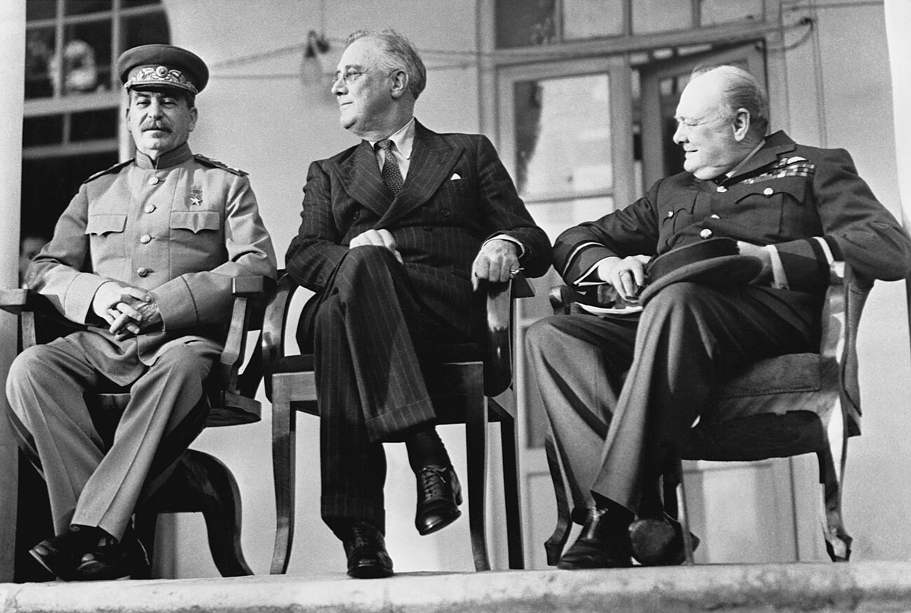 Иосиф Сталин, Франклин Рузвельт и Уинстон Черчилль на конференции в Тегеране.