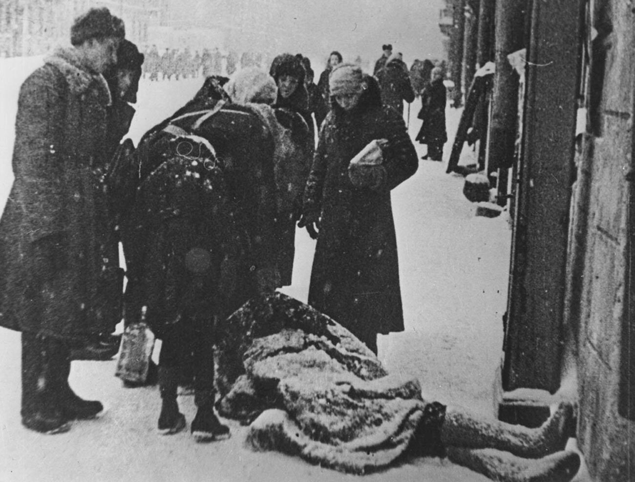 People in besieged Leningrad.