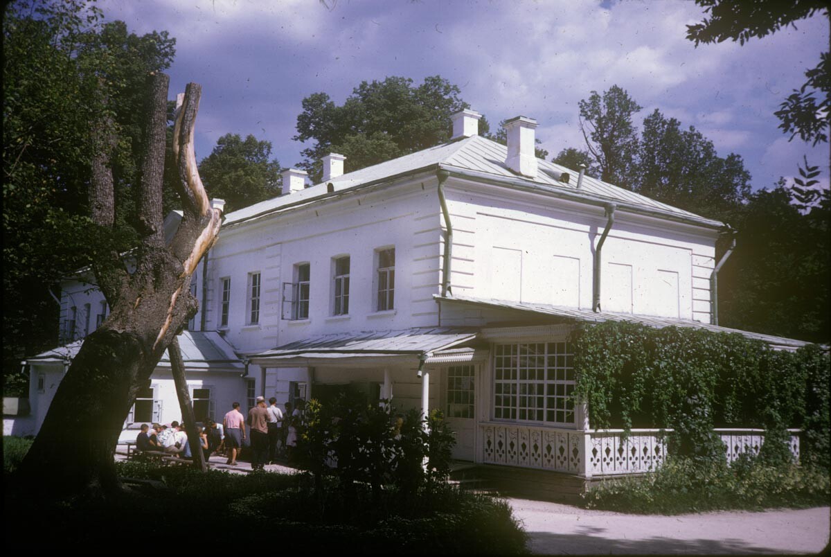  Yasnaya Polyana. Tolstoy house, view of porch. July 28, 1970