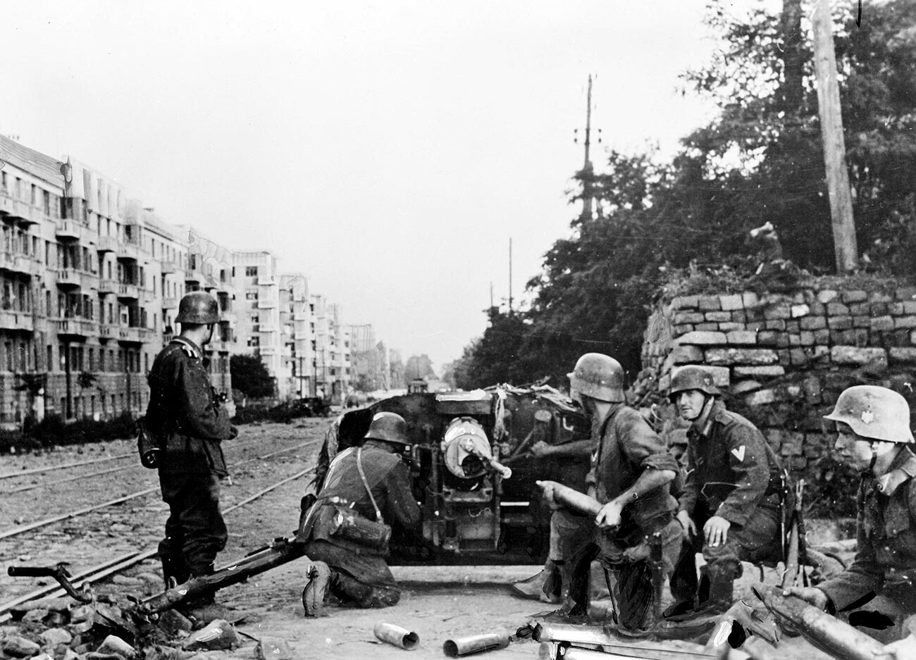 Drugi svjetski rat. Ruski front. Zauzimanje Rostova na Donu pod zapovjedništvom njemačkog generala von Kleista (1881-1954). Njemački top u uličnim borbama. 28. srpnja 1942.