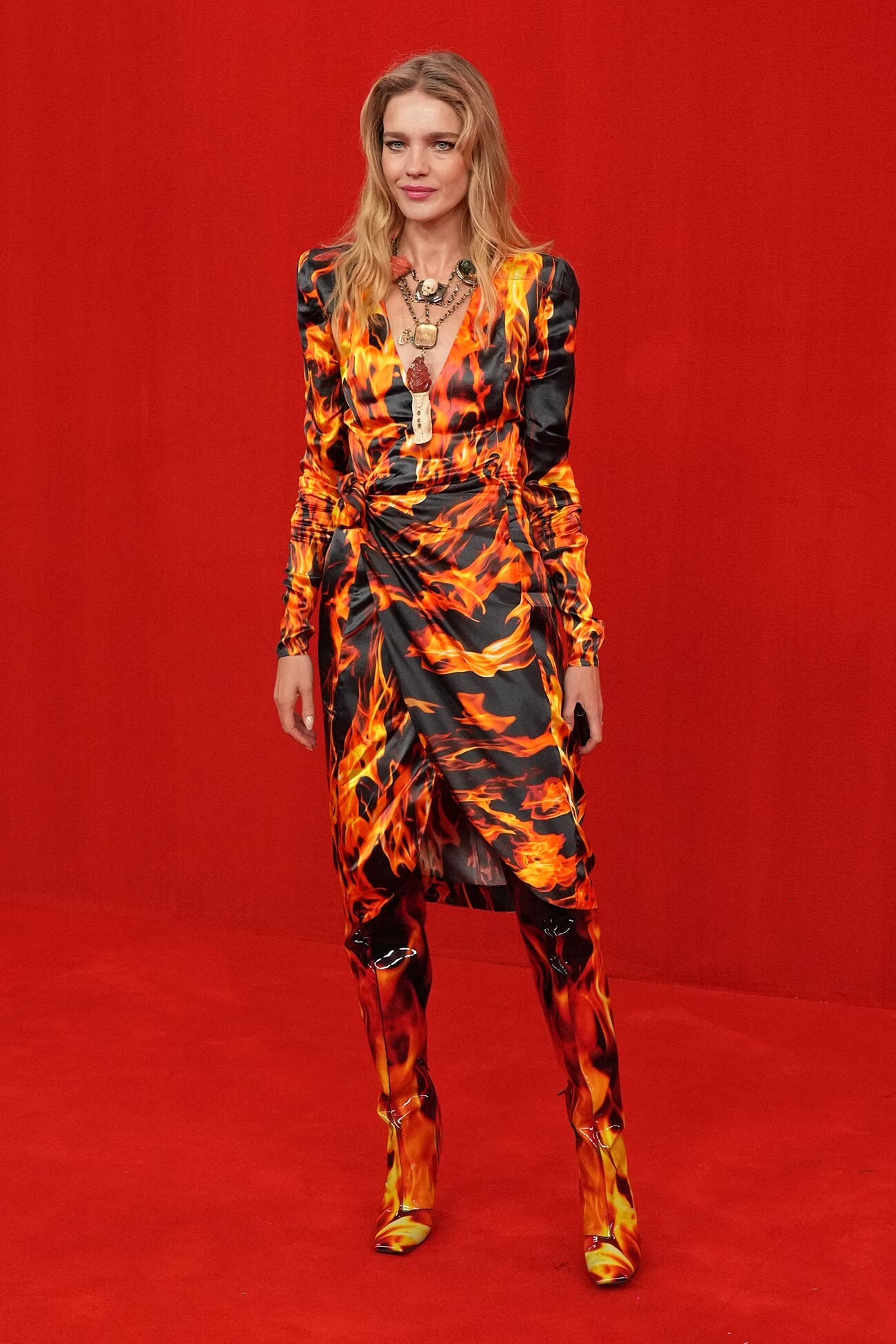 Наталија Водјанова на ревији женске одеће у сезони пролеће-лето 2022.  модног бренда Balenciaga у оквиру Париске недеље моде у позоришту Chatelet, 2. октобар 2021, Париз, Француска.