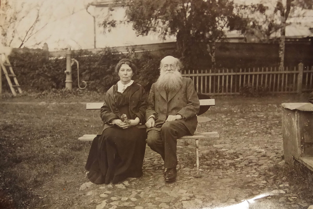 Кропоткин с женой перед домом в Дмитрове
