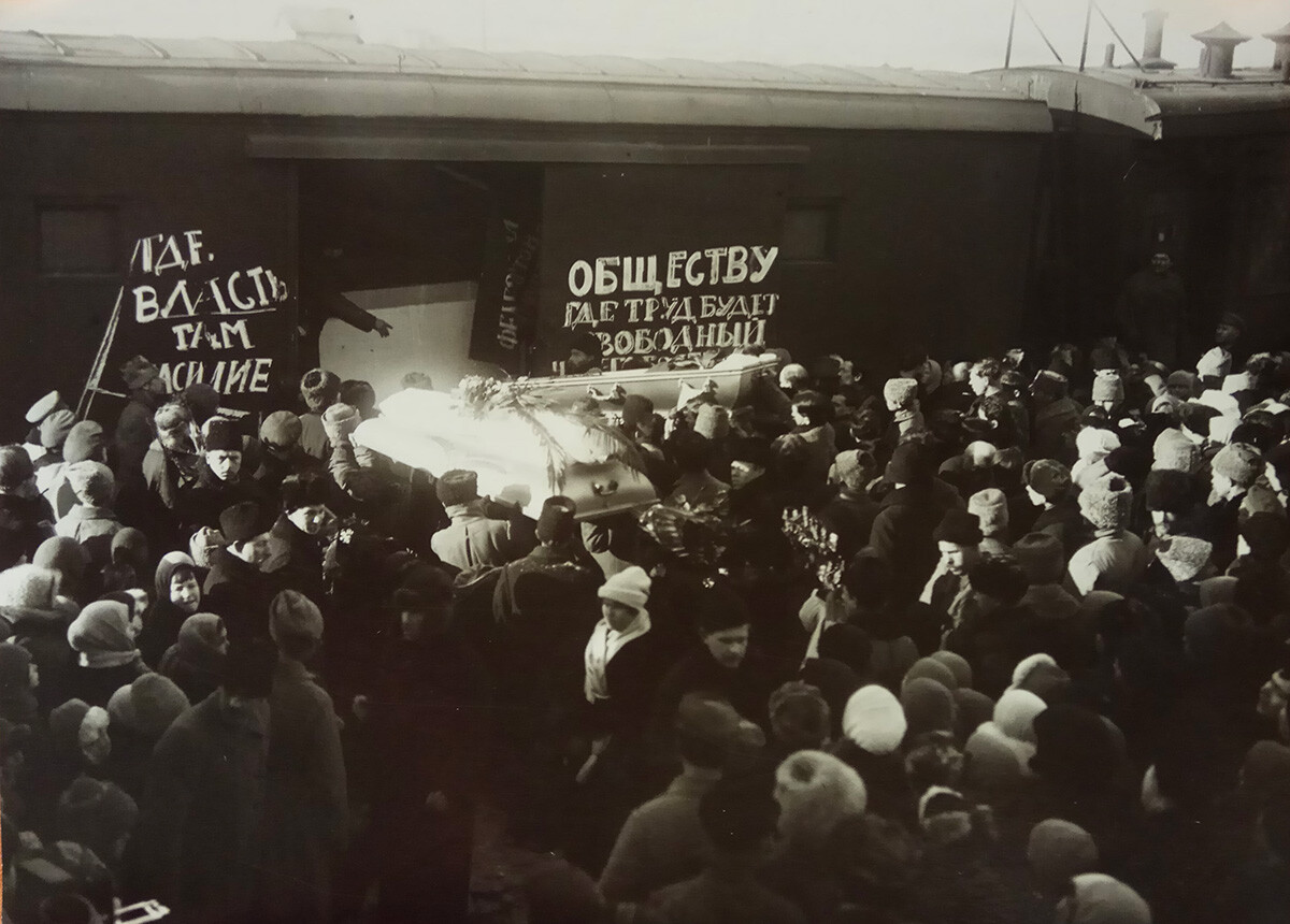 Установка гроба с телом Кропоткина в вагон для перевозки из Дмитрова в Москву
