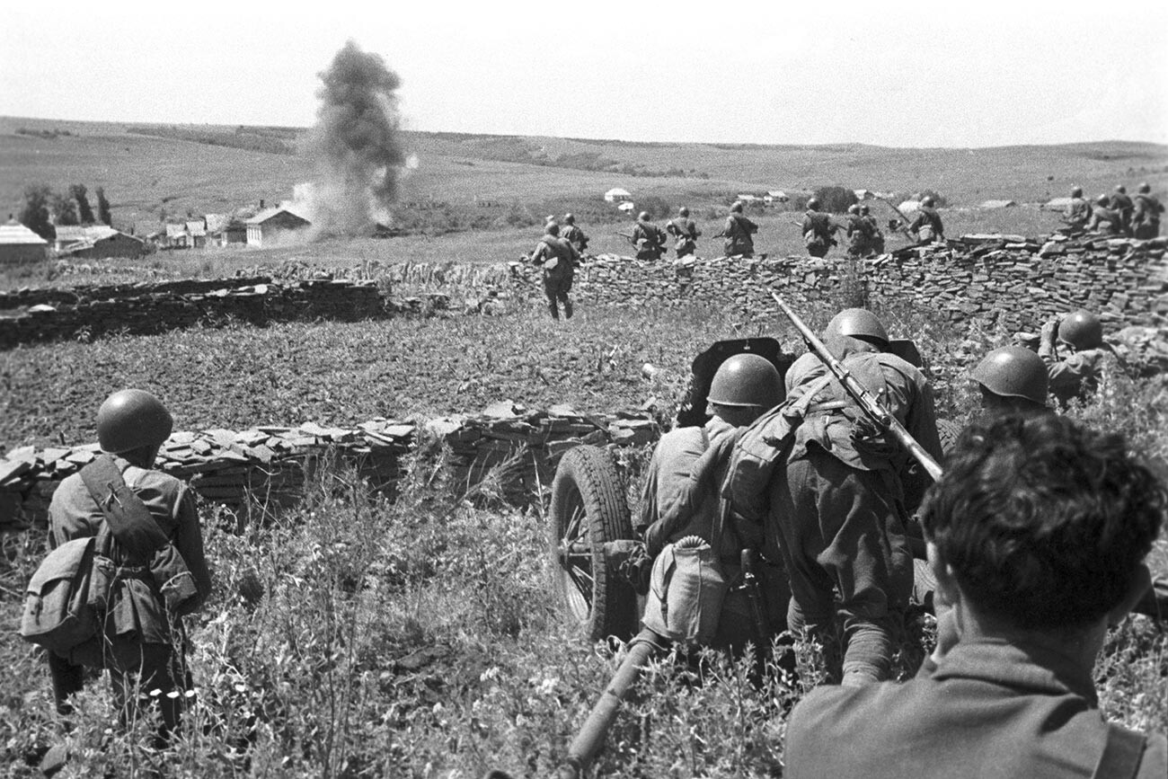 Soldati sovietici durante una battaglia, luglio 1942
