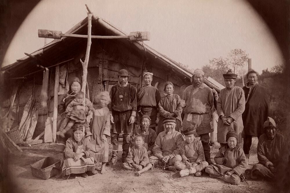 Nanajci pred jurto, 1900
