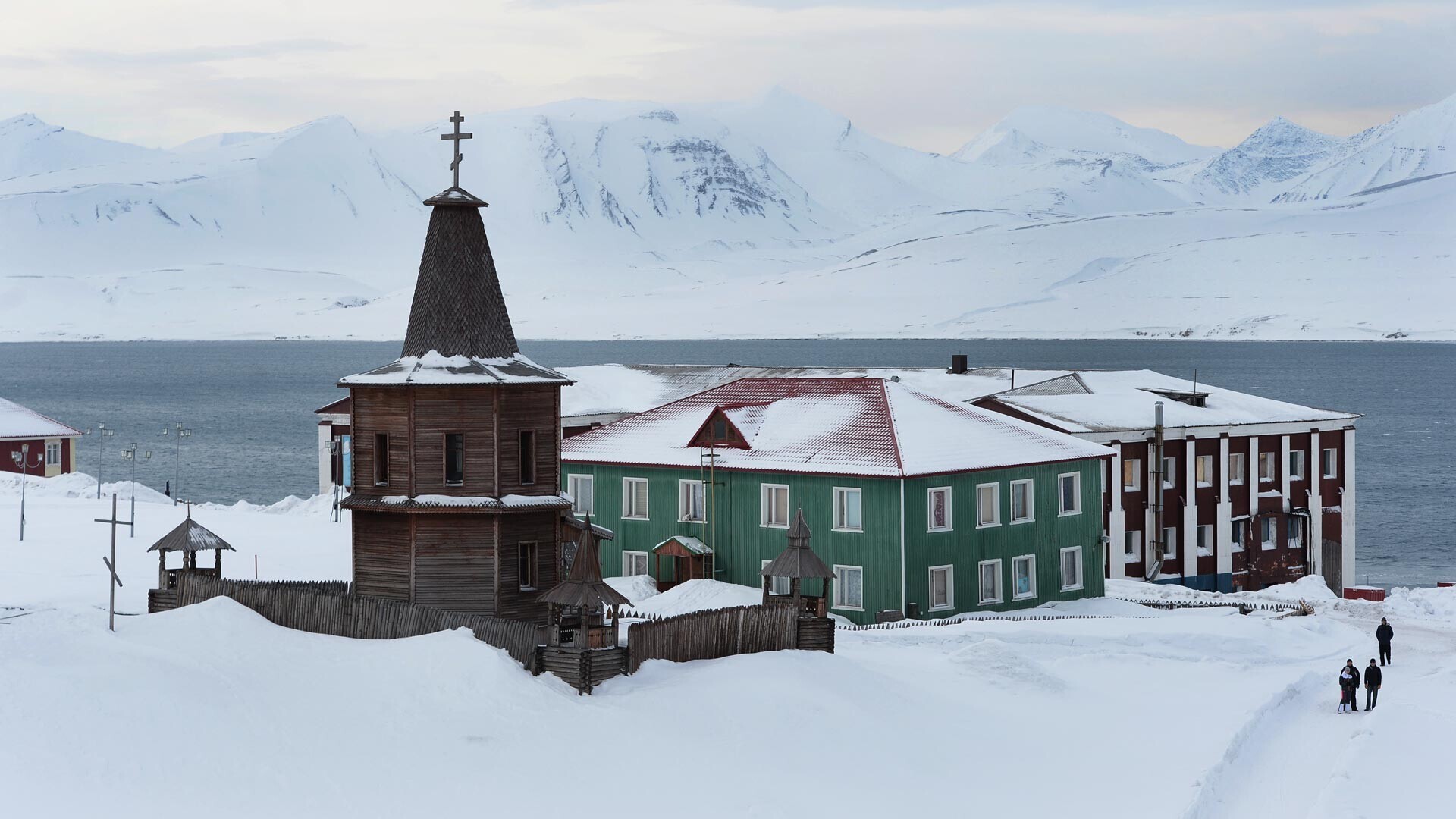 Antiga capela de madeira na cidade mineira de Barentsburg, no arquipélago Svalbard