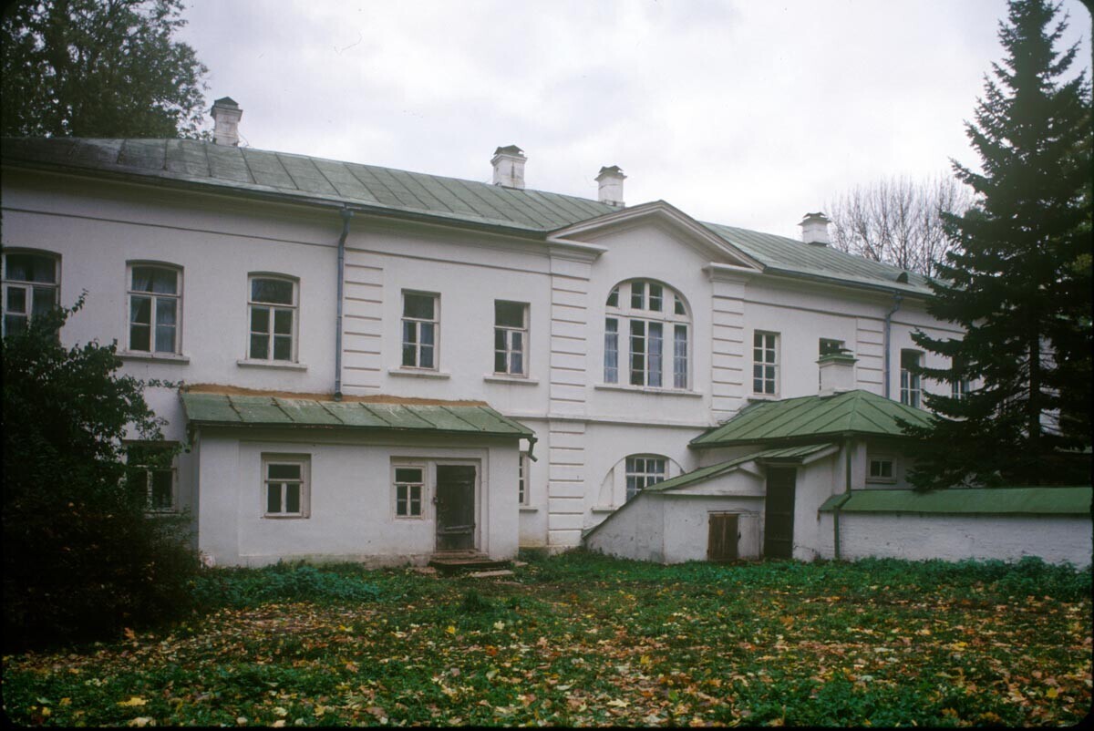 Tolstojeva hiša. Dvoriščna fasada. 8. oktober 1992
