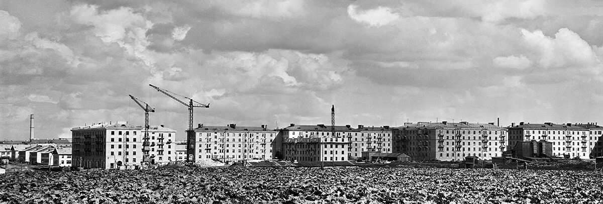 Panorama des Baus des Stadtteils Nowye Tscherjomuschki in Moskau, 1954.