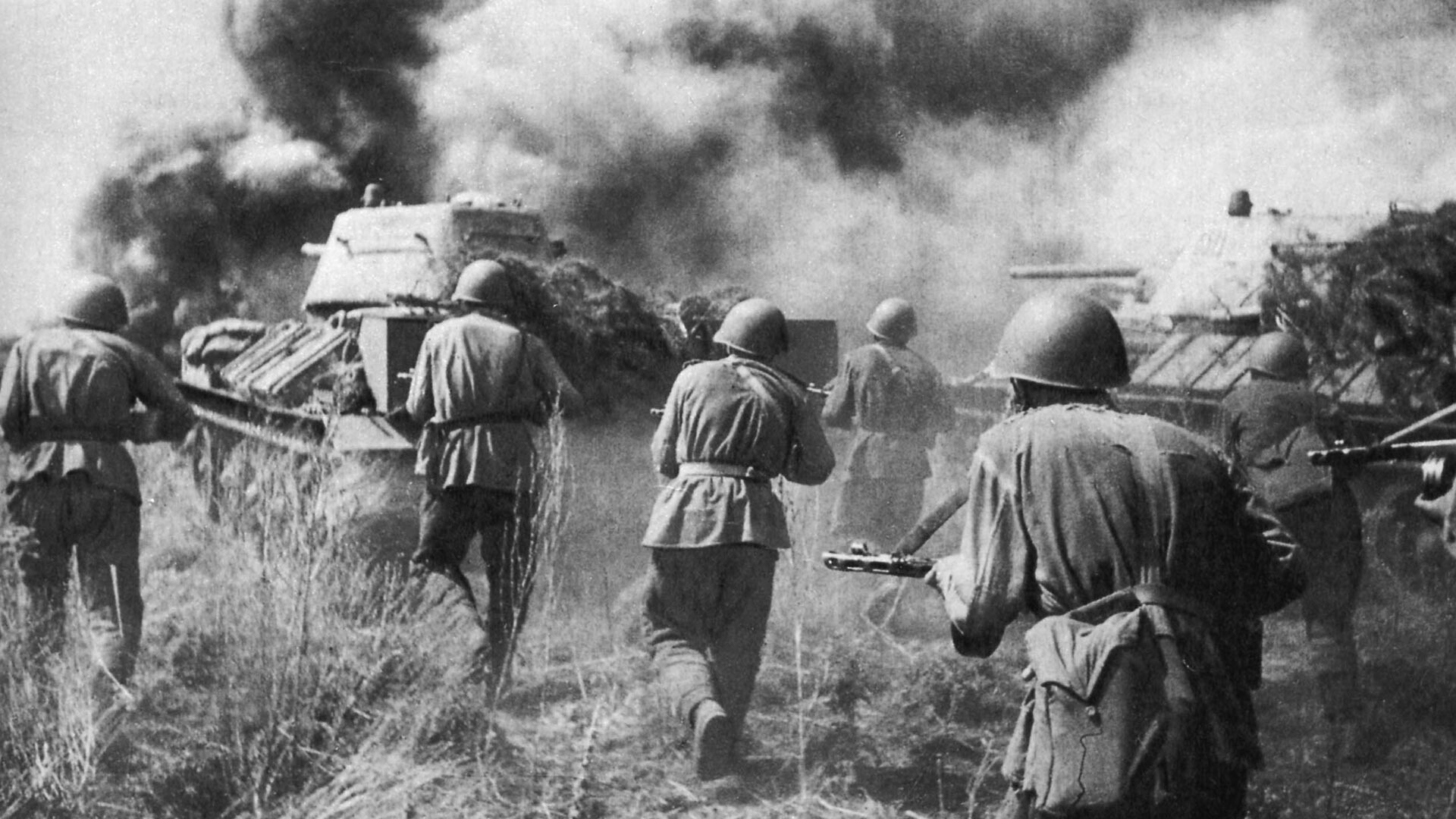 Совјетске трупе Воронежског фронта у контранападу иза тенкова Т-34 код Прохоровке за време Курске битке.