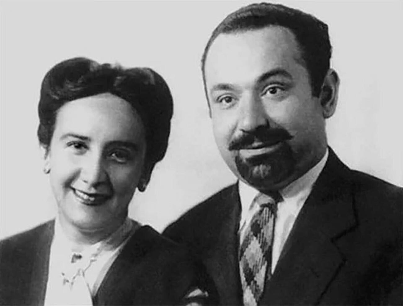 Grigulevich (Castro) dan istrinya selama mereka tinggal di Brasil pada tahun 1946.