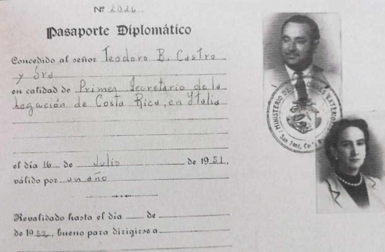 Paspor diplomatik sekretaris pertama misi diplomatik Kosta Rika di Italia, T. Castro (I. Grigulevich) dan istrinya. 16 Juli 1951.