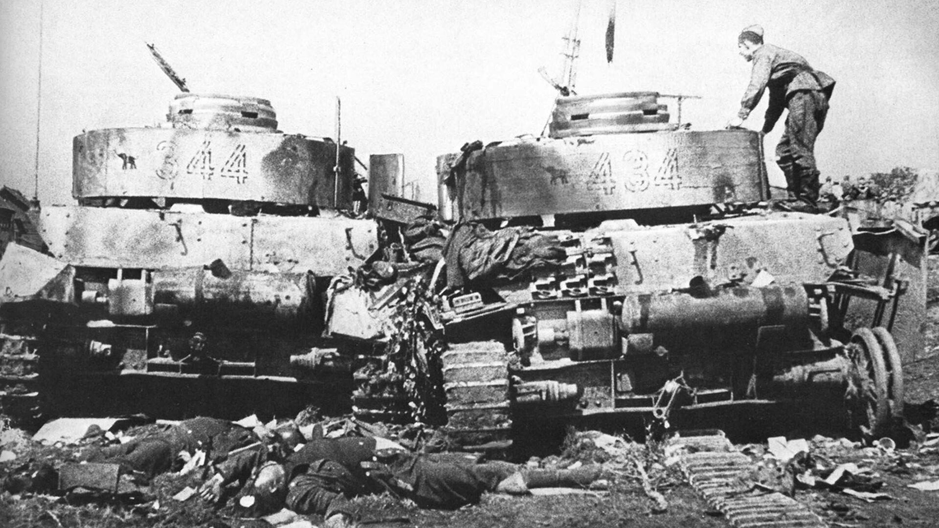 Dva uništena neprijateljska tenka Panzer IV 20. Pancer divizije i mrtvi članovi posade. Sovjetski vojnici kod Bobrujska. 
