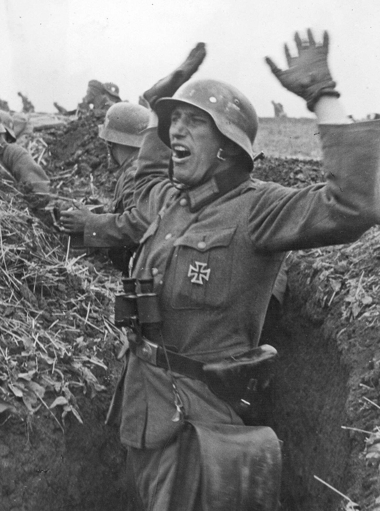 Un soldat allemand dans une tranchée près de Kharkov en train de frapper des positions soviétiques