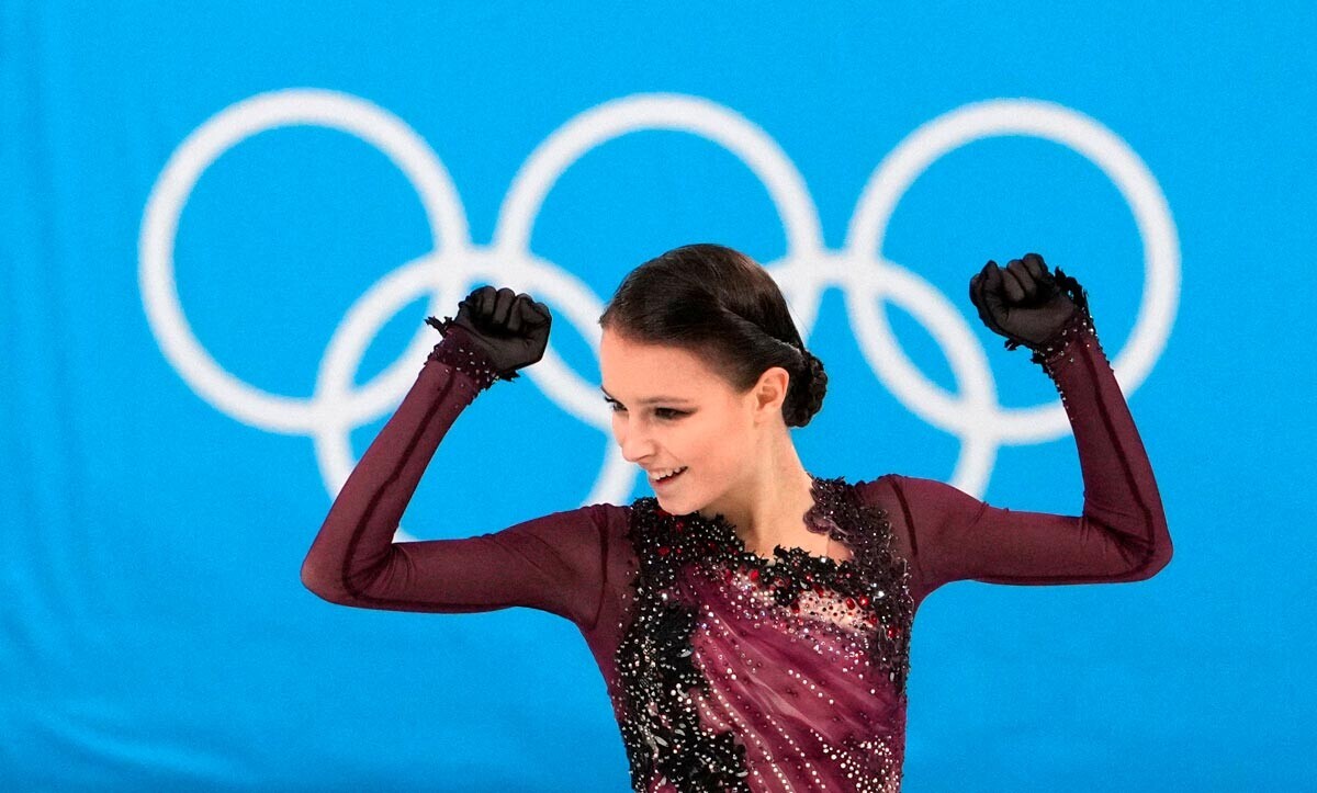 Anna Scherbakova durante a patinação livre feminina
