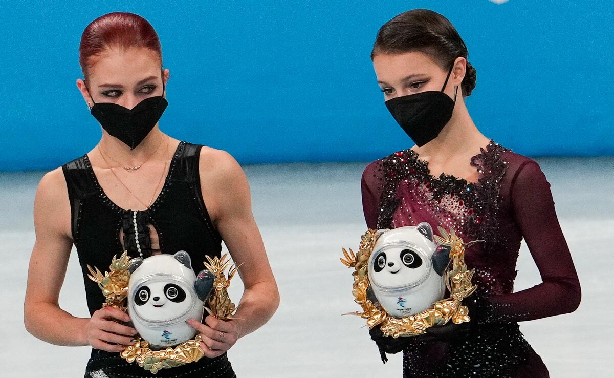 La medaglia d’argento Aleksandra Trusova (a sinistra) e la campionessa olimpica Anna Shcherbakova
