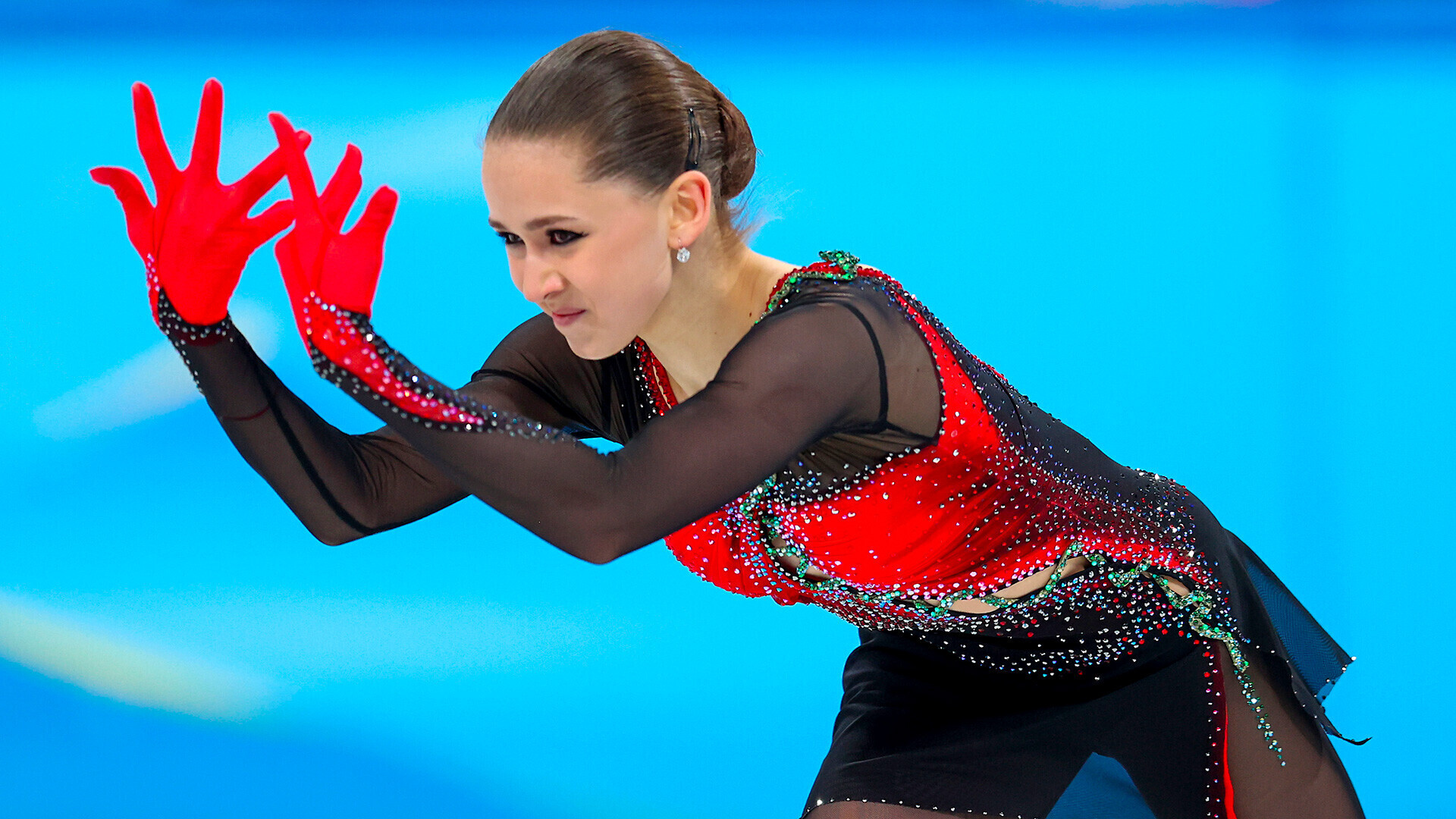 Kamila Valieva pattina durante la gara a squadra ai Giochi olimpici invernali di Pechino 2022
