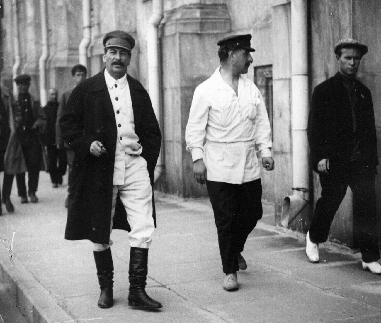 Pemimpin Soviet Josef Stalin di jalan-jalan Moskow, akhir 1920-an.