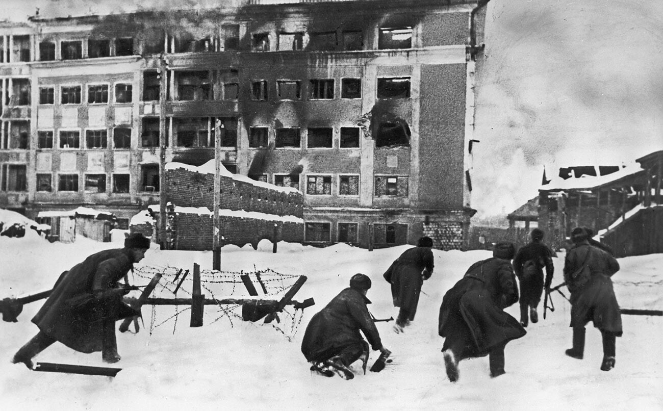 Бойцы Красной Армии ведут бой на улицах Воронежа в 1943 году.
