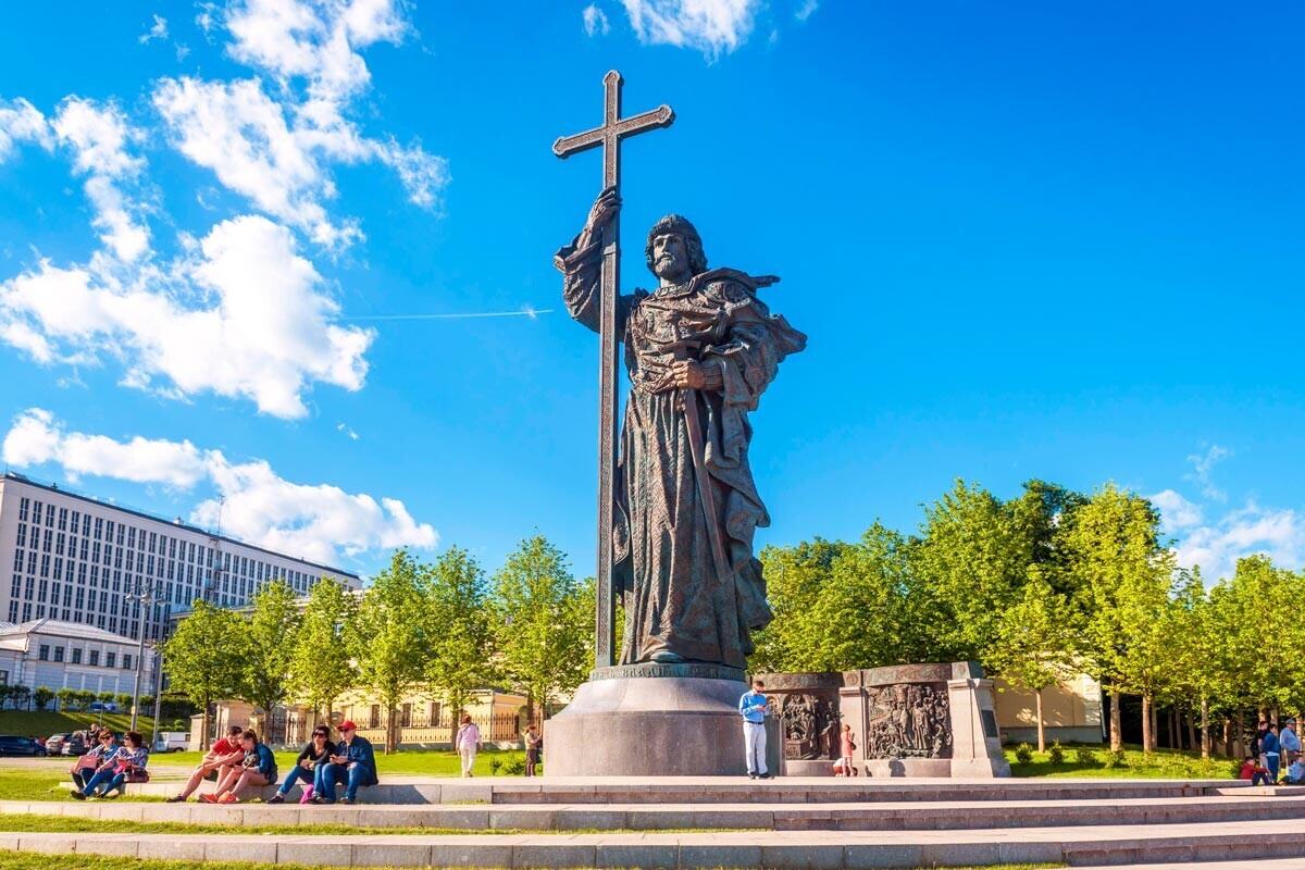 Споменик на кнезот Владимир во Москва.
