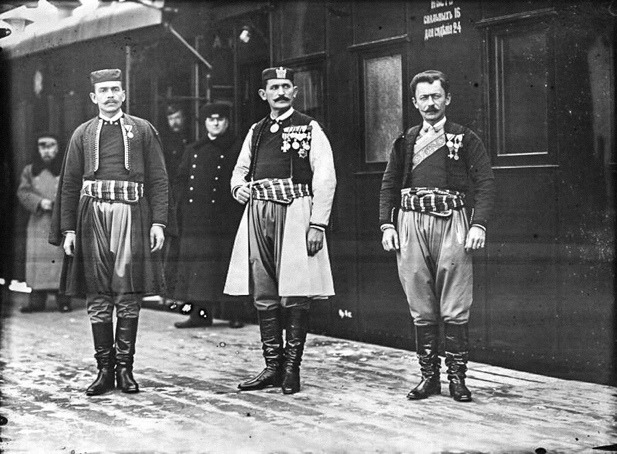 鉄道駅で任務に就くモンテネグロ国王ニコラ1世の護衛たち